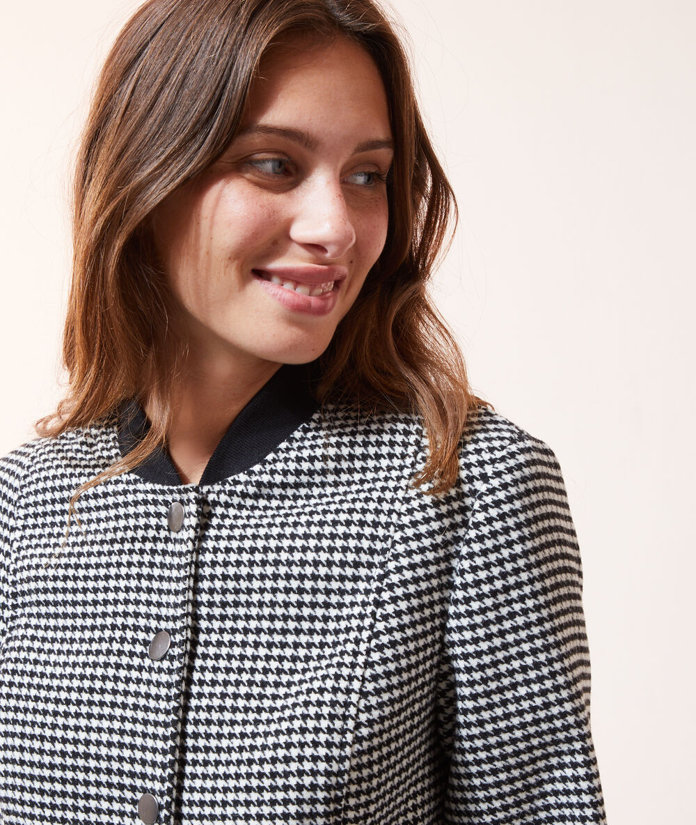 Blouson à motif pied-de-poule noir.