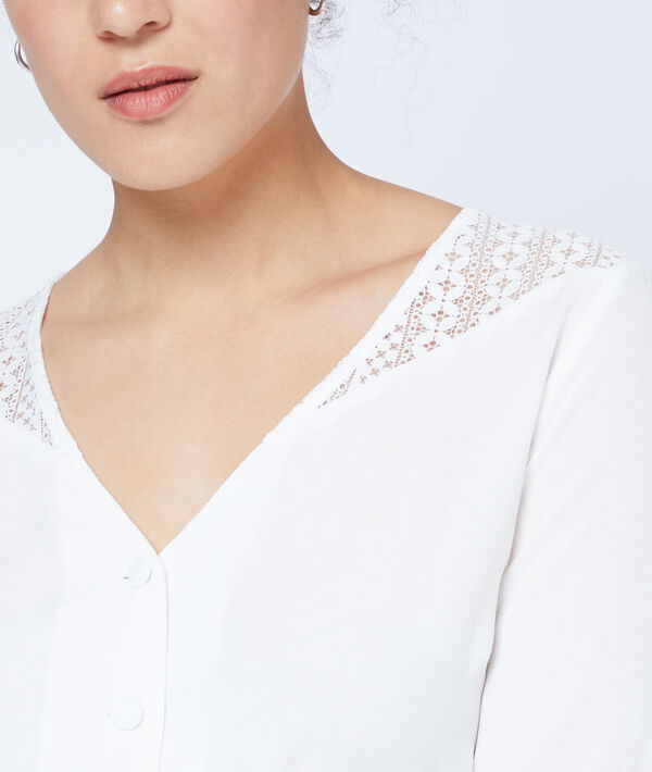 Blouse boutonnée à guipure ecru.
