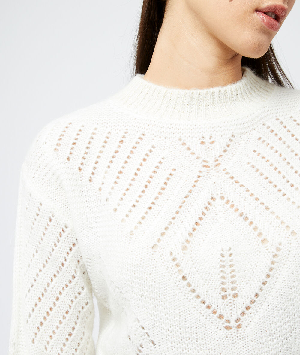 Pull en maille ajourée ecru.