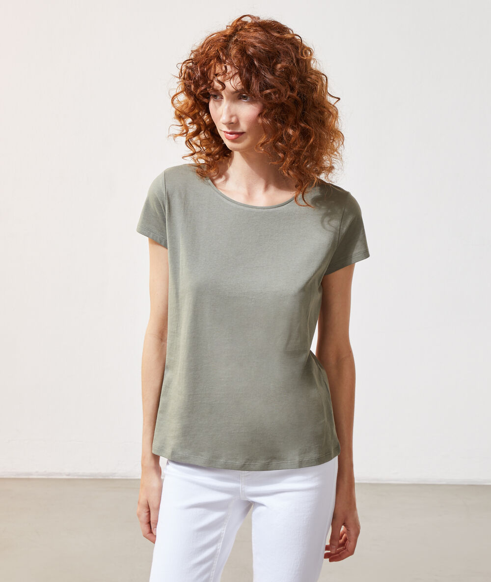 T-shirt col rond kaki.