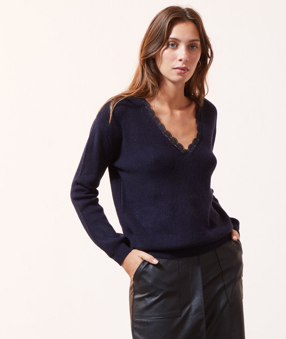 Pull col v détails dentelle marine.