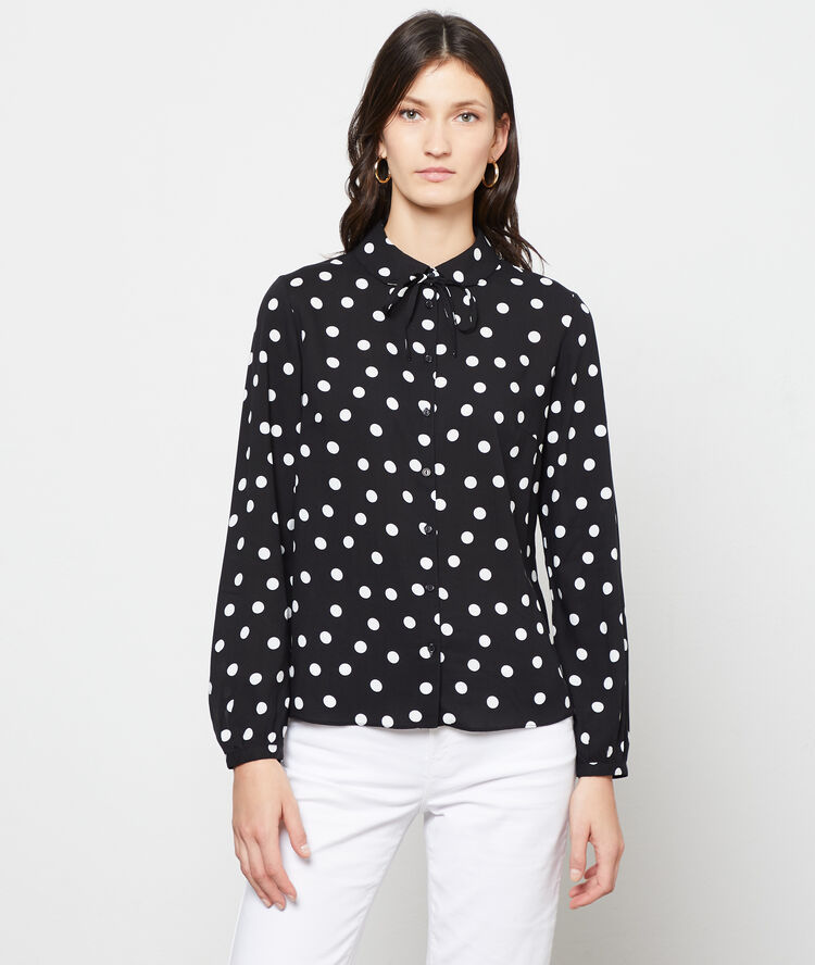 Blouse col claudine à pois noir.