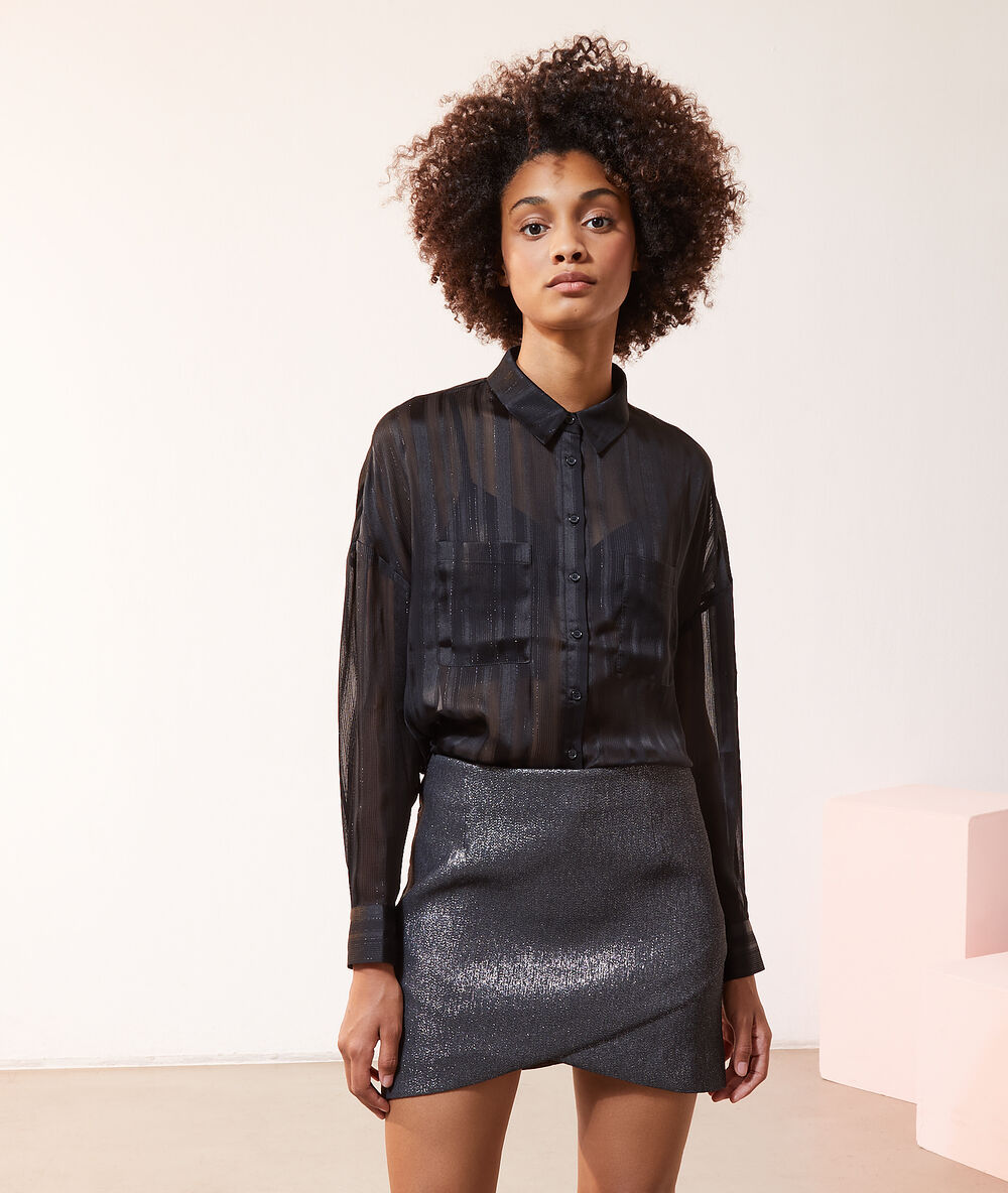 Chemise rayée à fils métallisés noir.