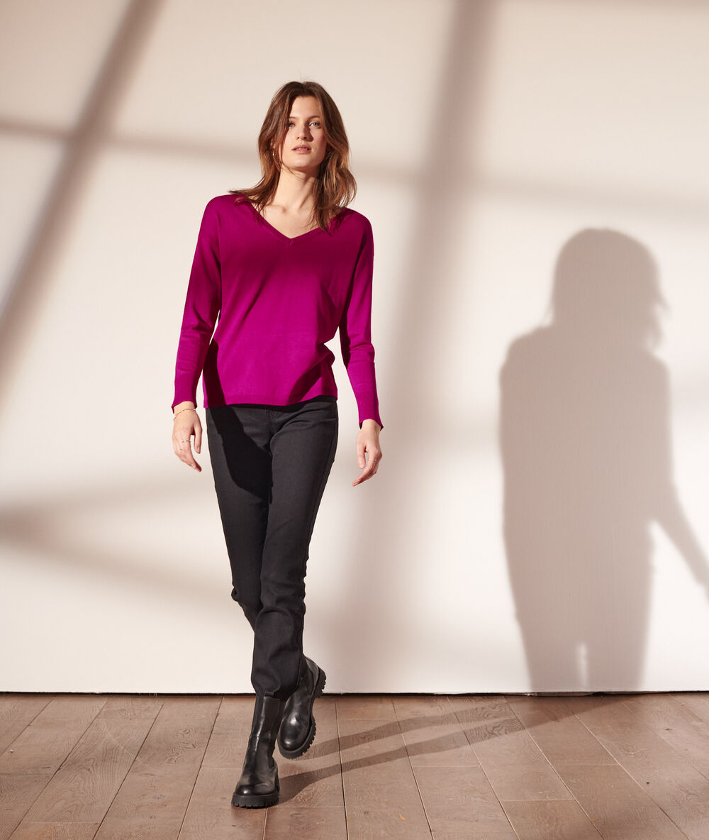 Pull col v en maille fine framboise.