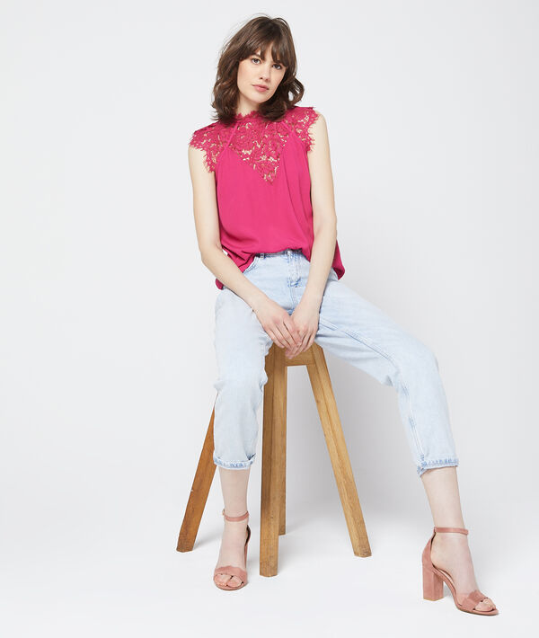 Top décolleté et dos à guipure framboise.