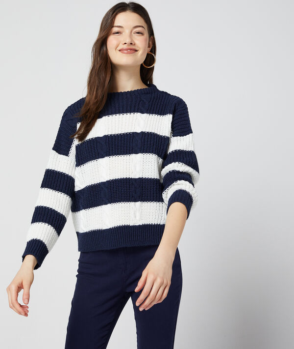 Pull à rayures en maille torsadée marine.