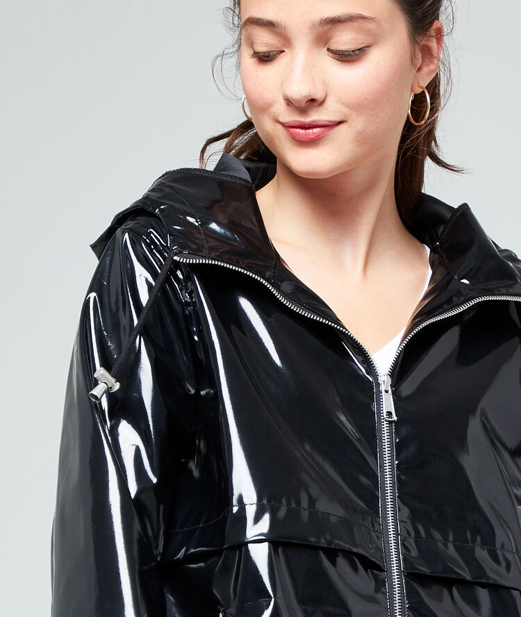 Imperméable à capuche effet vinyle noir.