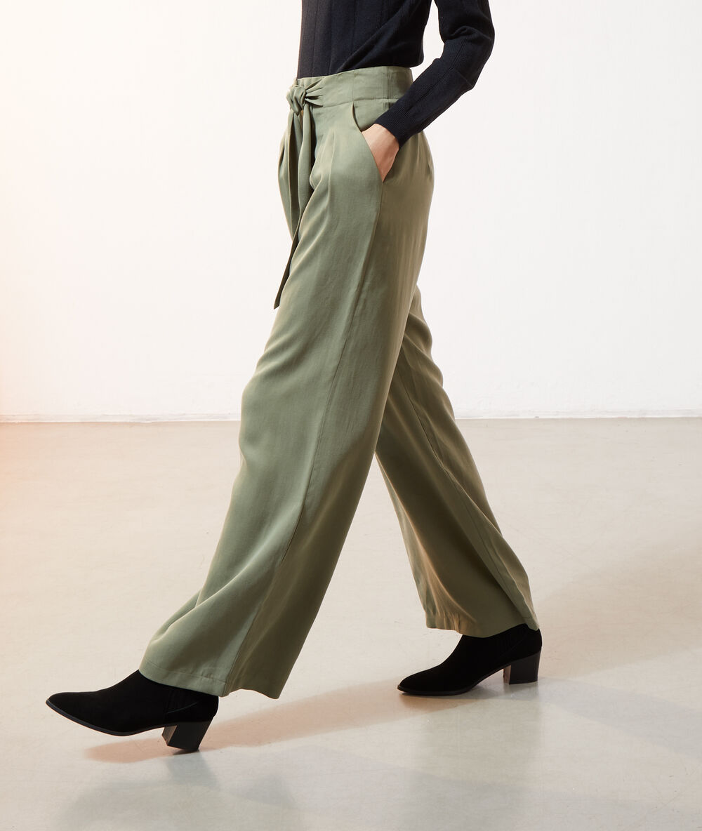 Pantalon large ceinturé kaki.