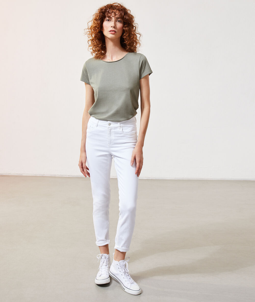 T-shirt col rond kaki.