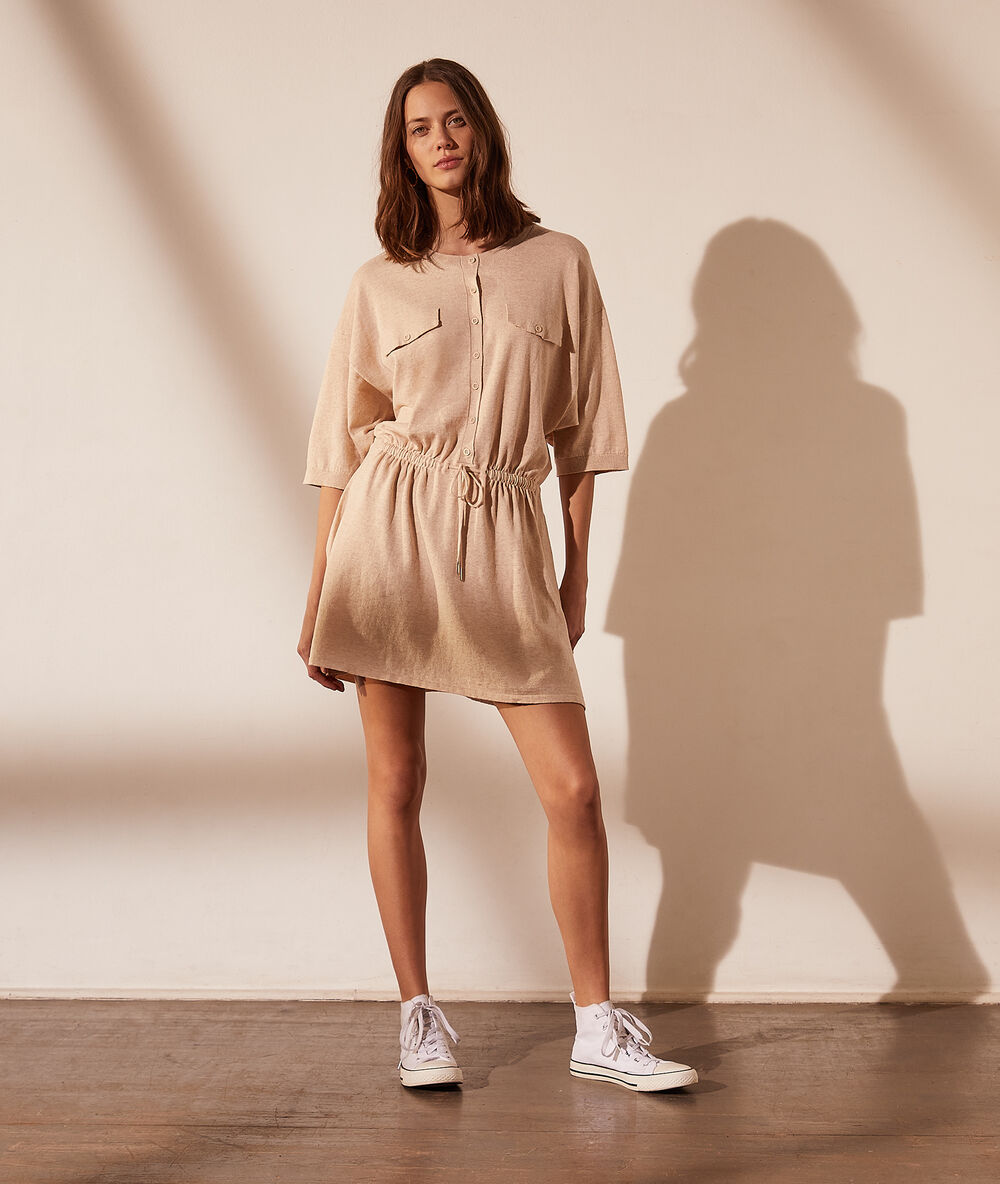 Robe en maille à nouer beige.