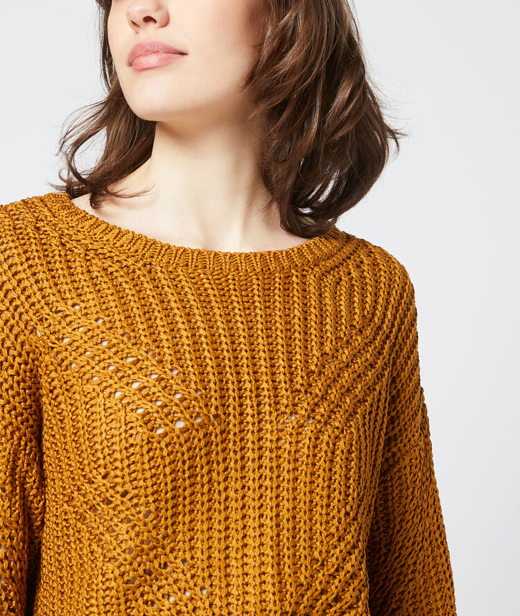 Pull en grosse maille moutarde.