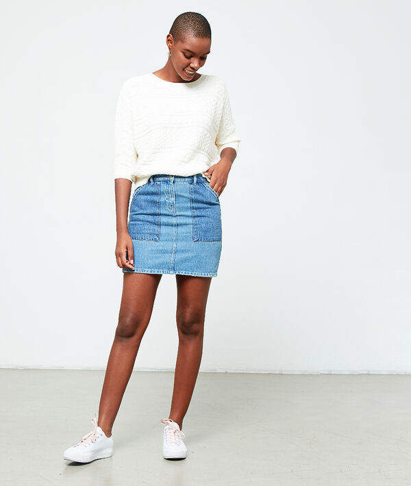 Pull en maille torsadée creme.