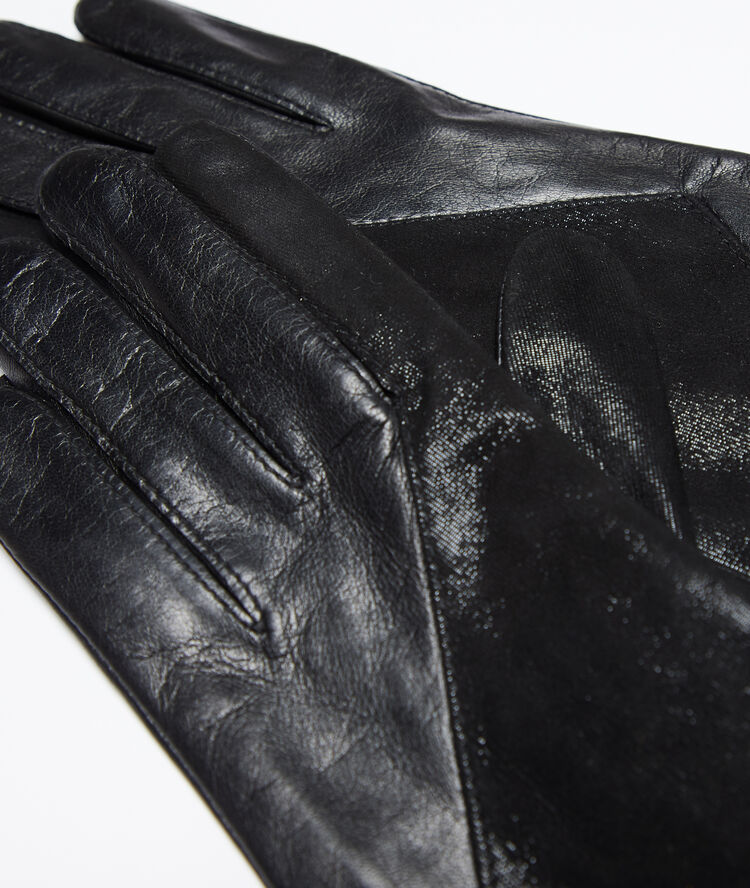 Gants en cuir noir.