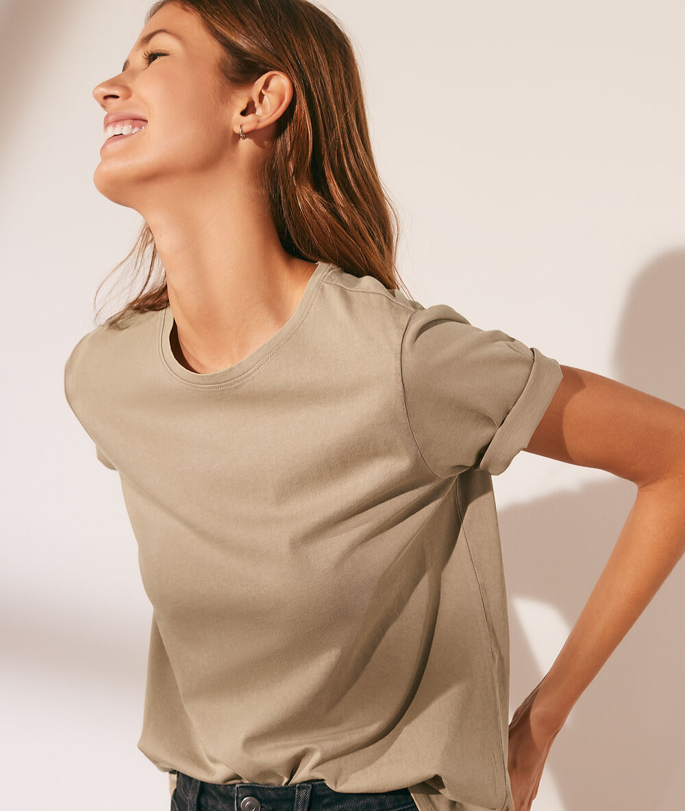 T-shirt basique col rond kaki clair.
