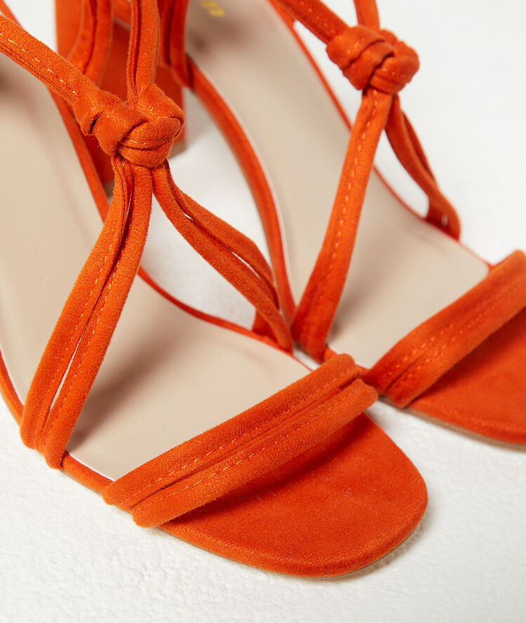 Sandales à talons tangerine.