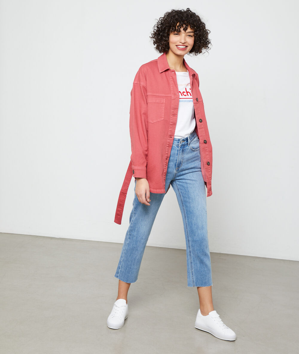 Blouson ceinturé framboise.