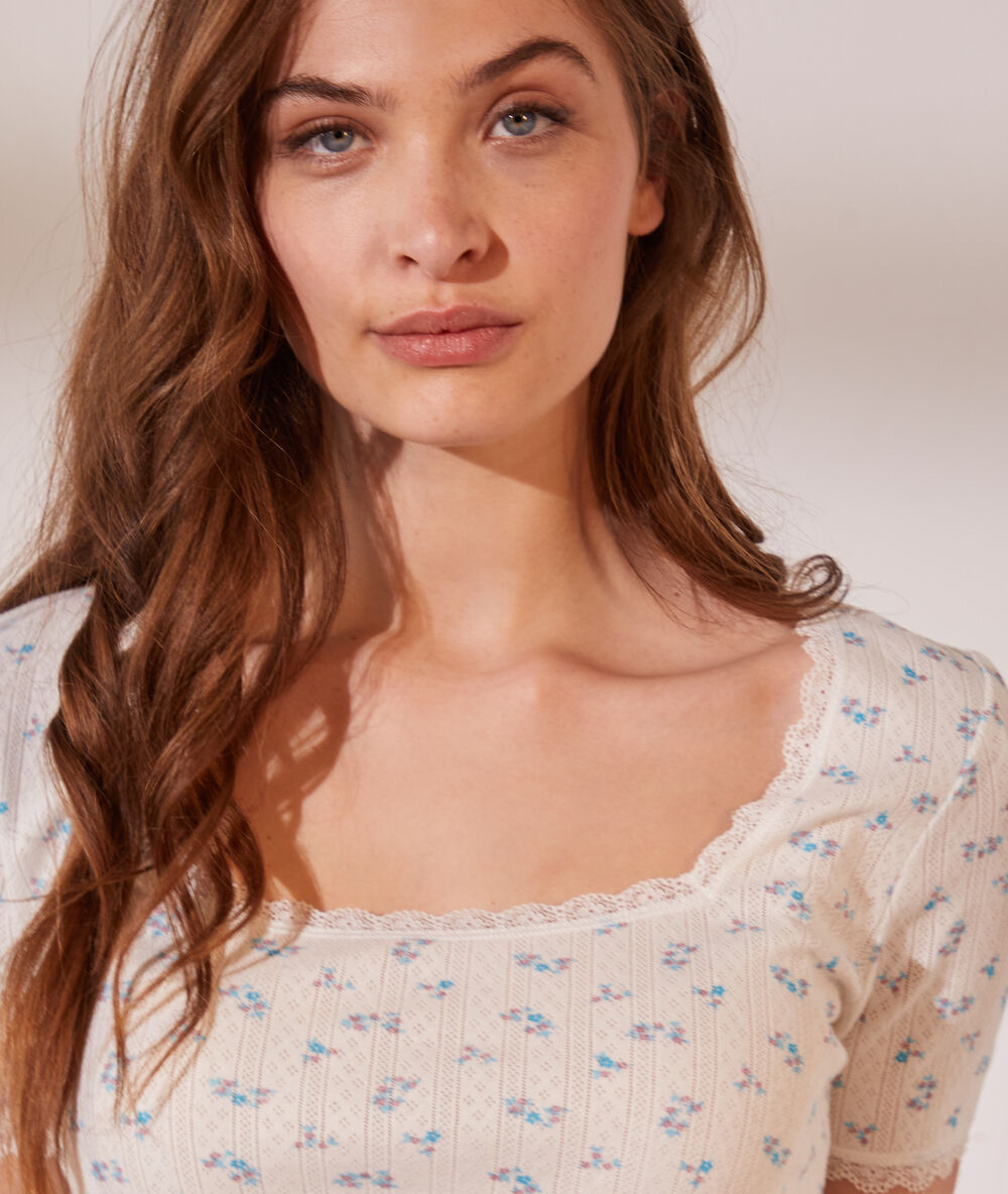 T-shirt pointelle en coton bio détails en dentelle azur.