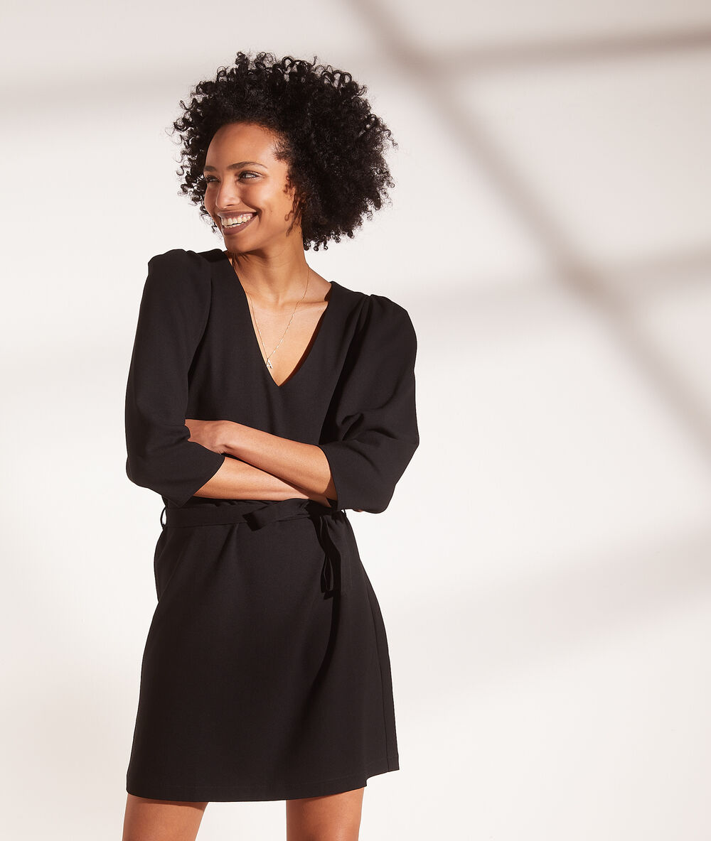 Robe courte ceinturée noir.