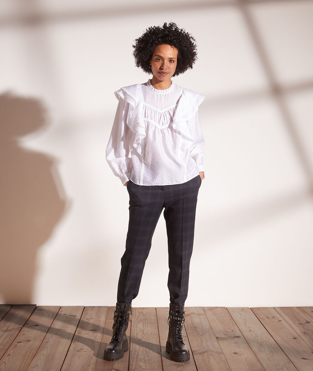 Blouse avec volants sur les manches blanc.