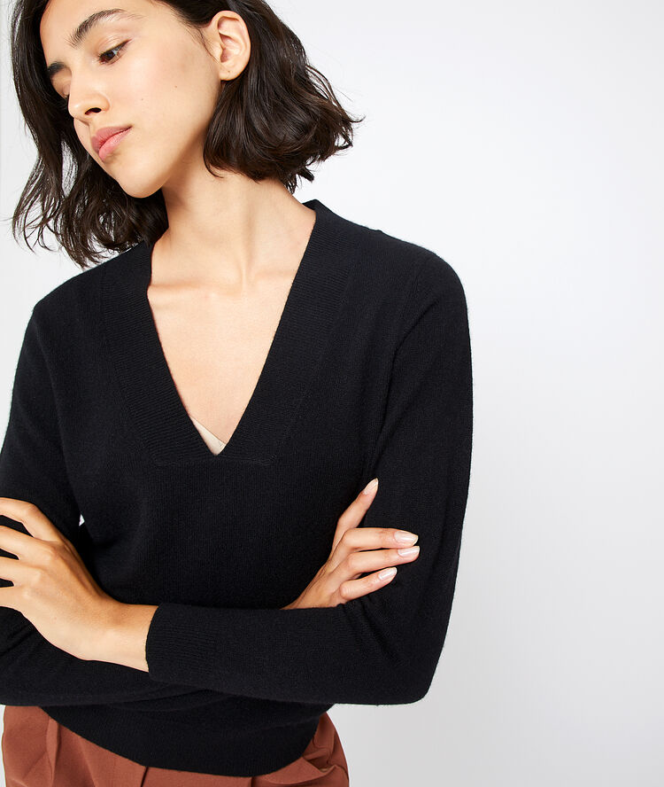 Pull col v en cachemire noir.
