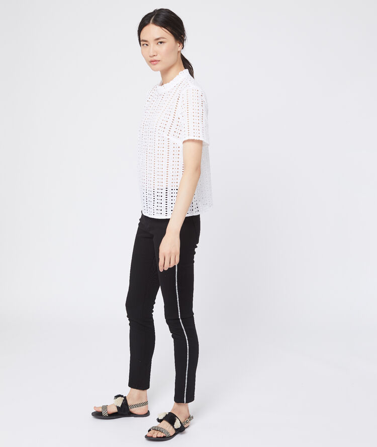 Blouse ajourée en guipure ecru.