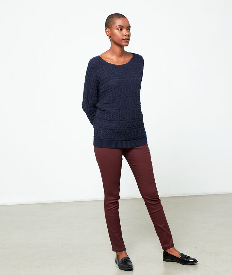 Pull en maille torsadée marine.
