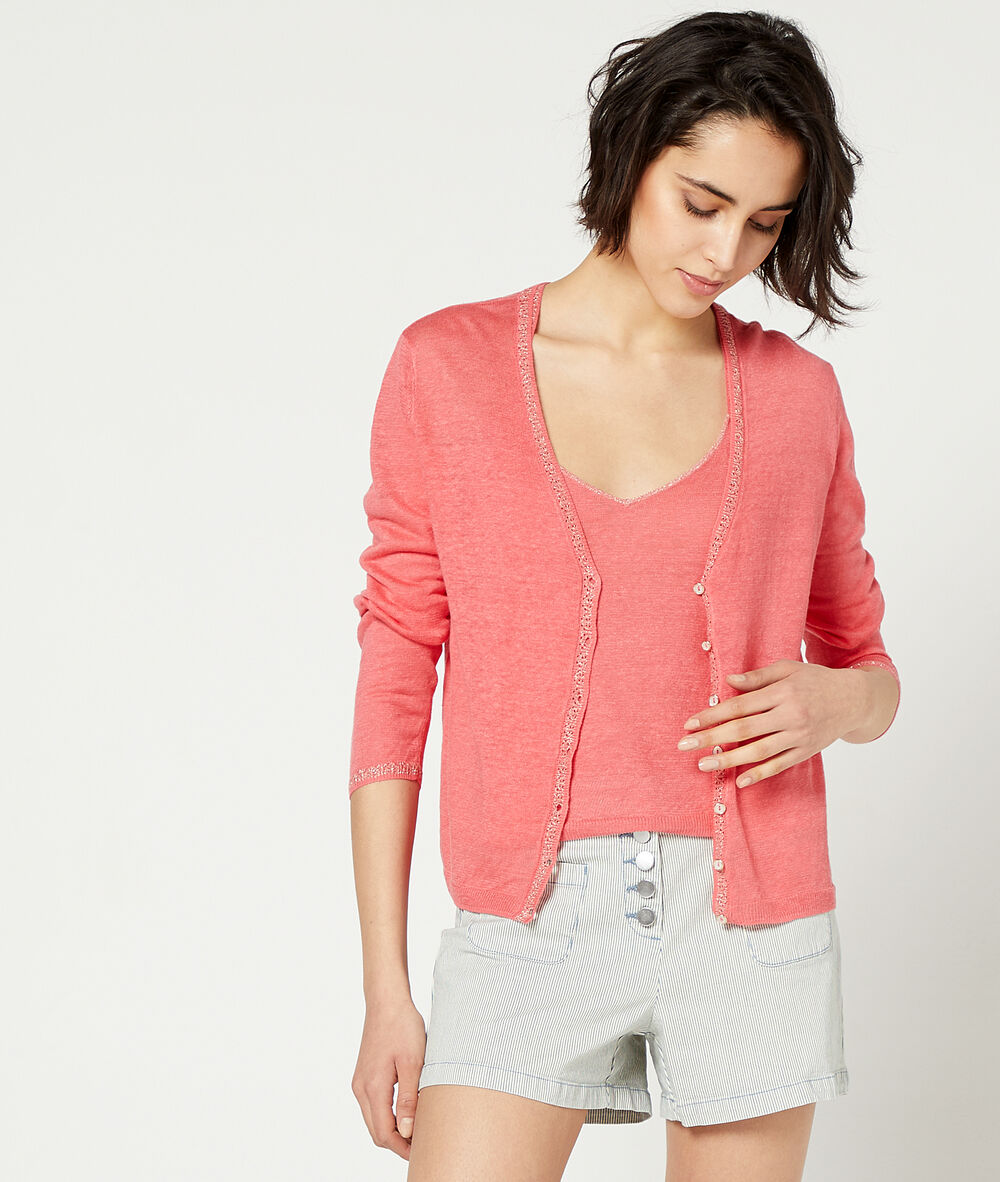 Cardigan en maille fine corail.