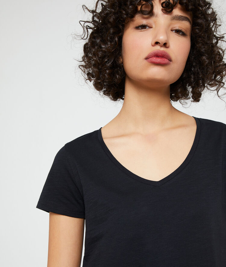 T-shirt col v noir.