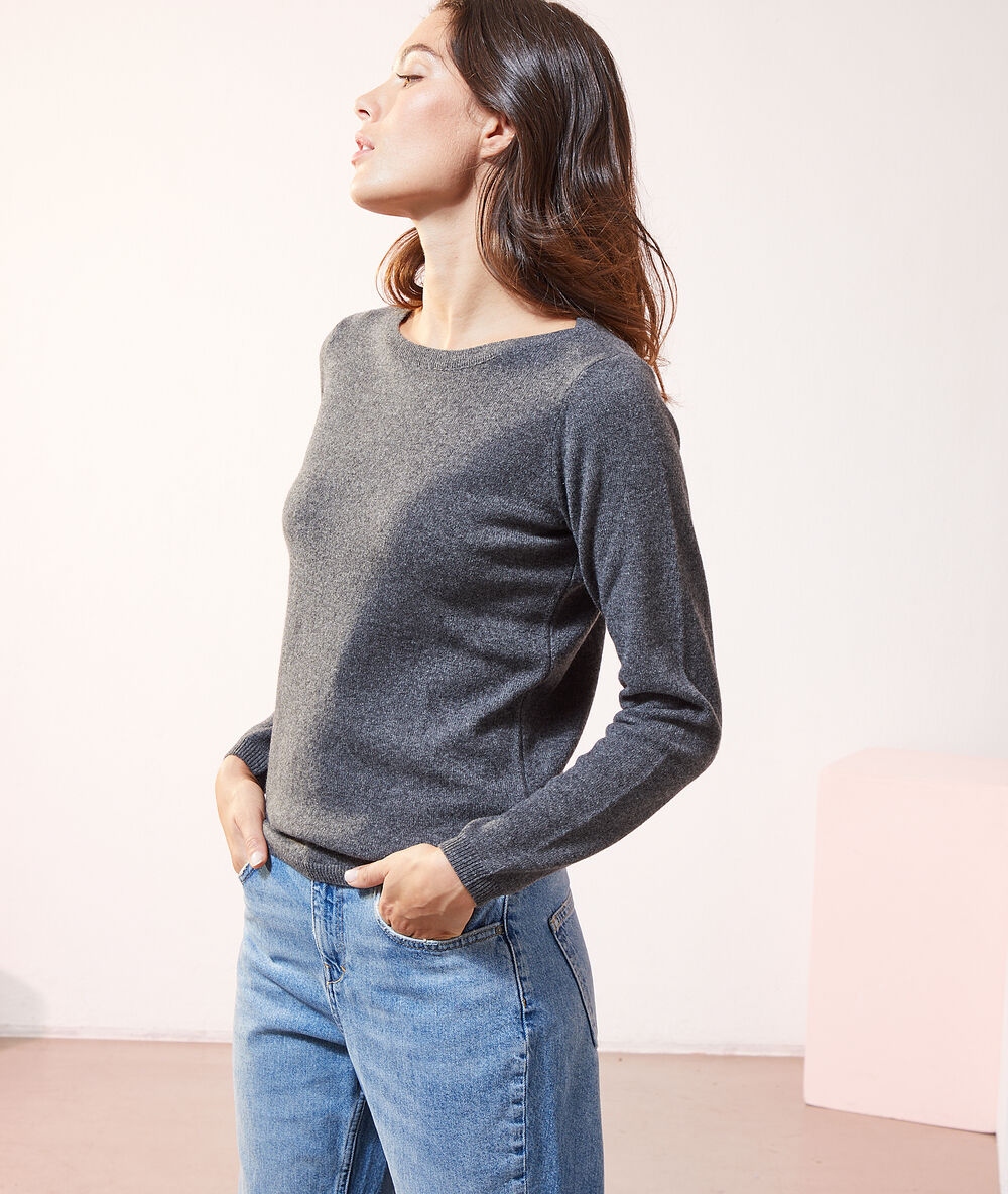 Pull col bateau en cachemire gris chine clair.
