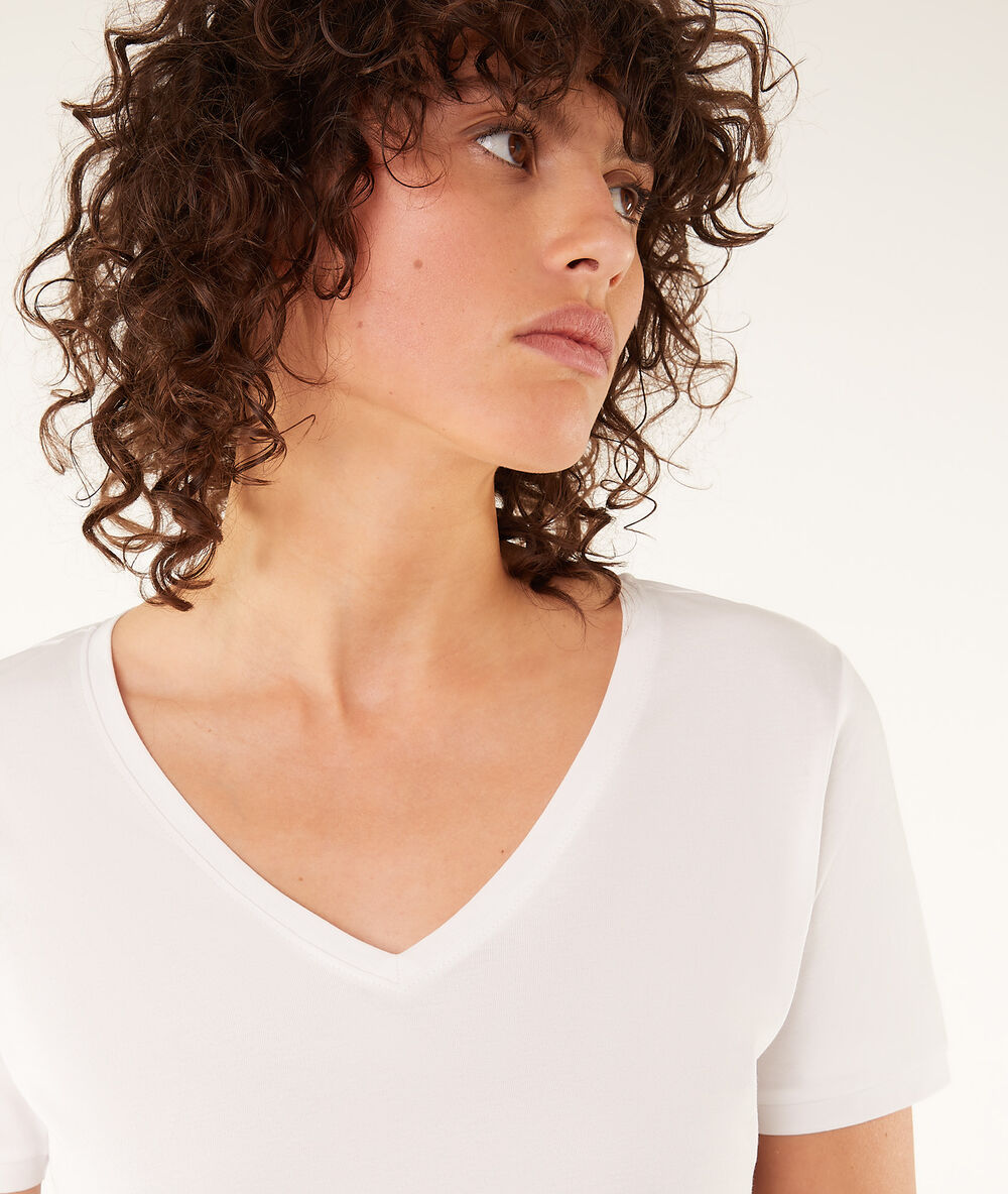 T-shirt basique col v blanc.