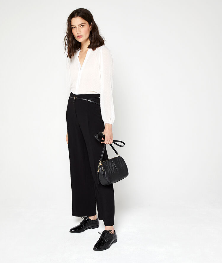 Blouse en plumetis ecru.