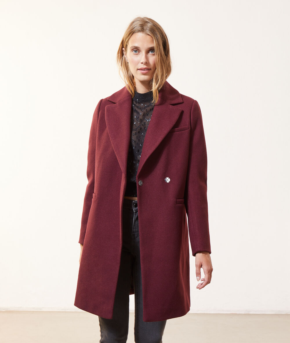 Manteau droit bordeaux.