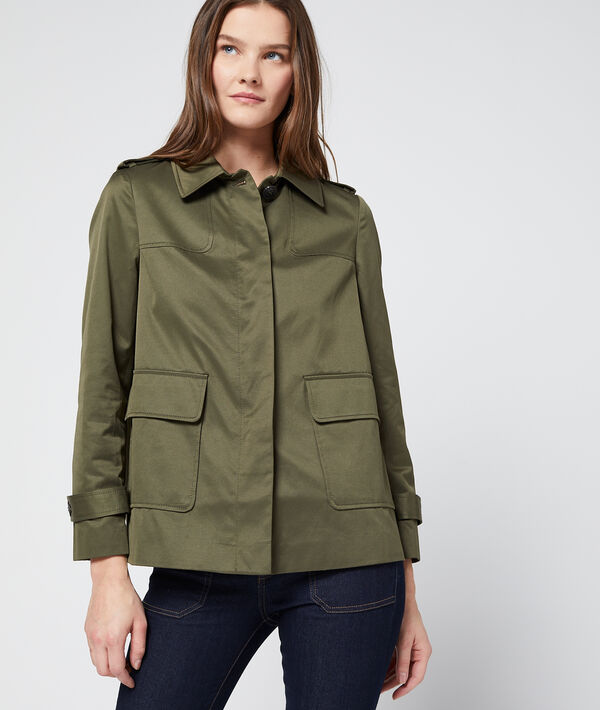 Veste courte boutonnée kaki.