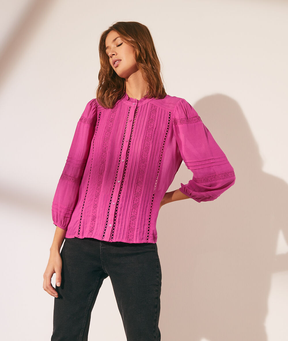 Chemise avec détails en dentelle fushia.