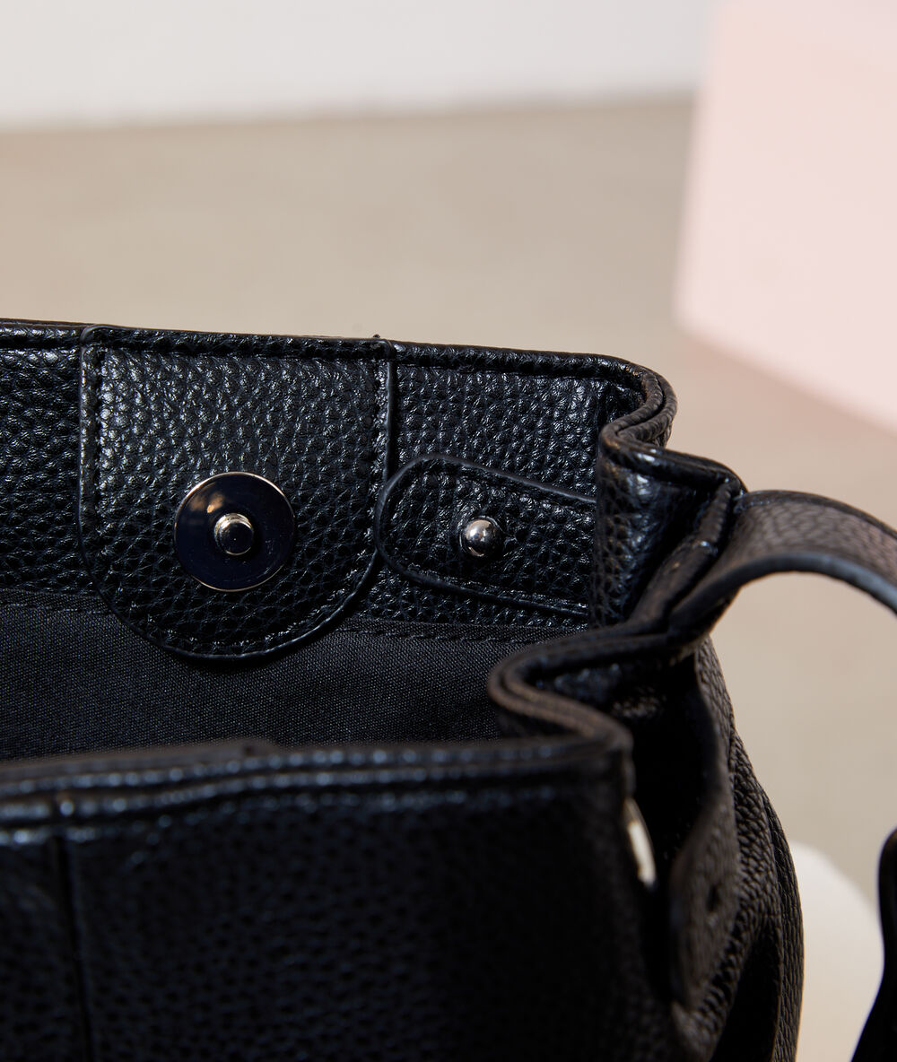 Sac seau à franges effet cuir grainé noir.