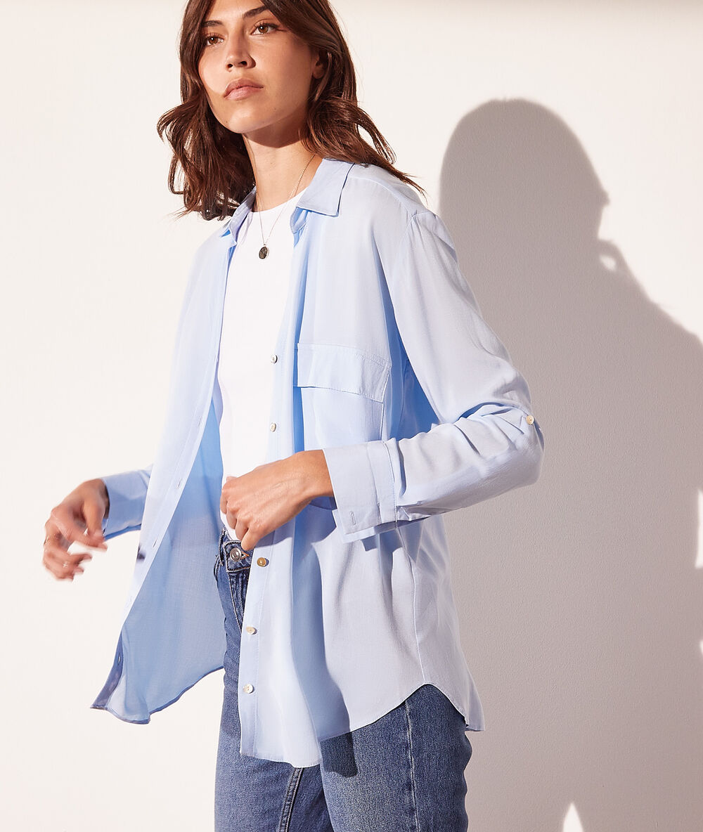 Chemise avec poche bleu ciel.