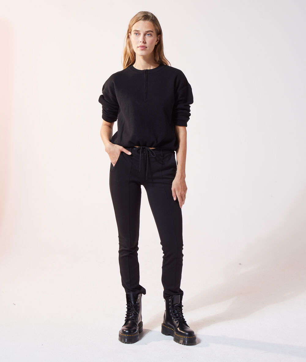 Sweat col zippé noir.