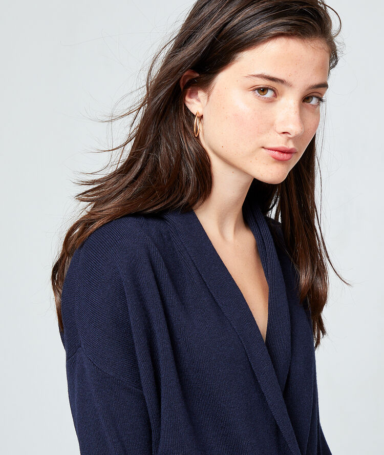 Pull cache-coeur en maille fine marine.