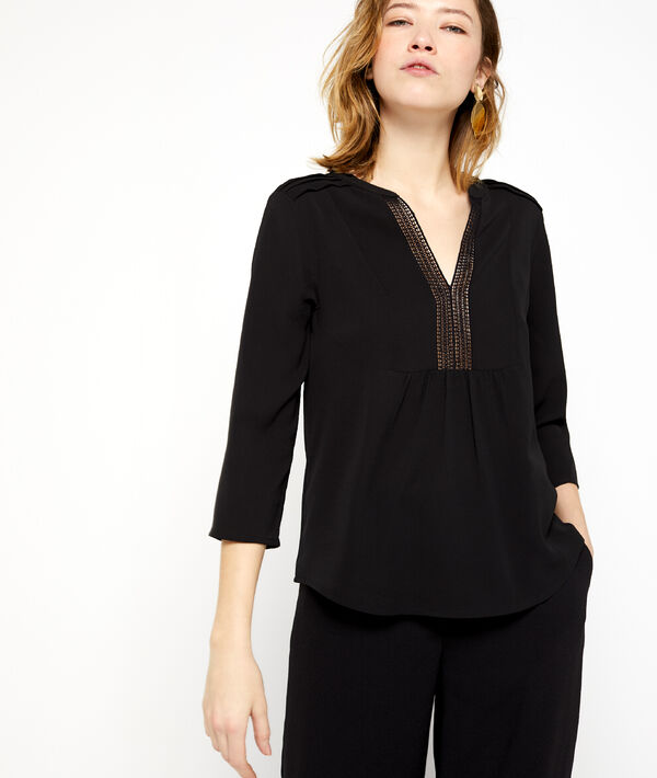 Blouse à décolleté guipure noir.
