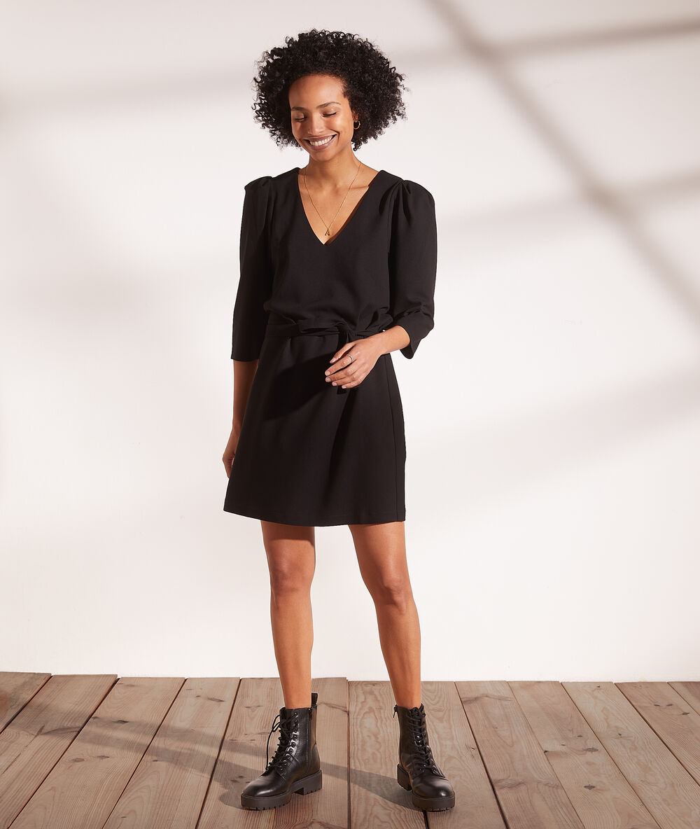 Robe courte ceinturée noir.