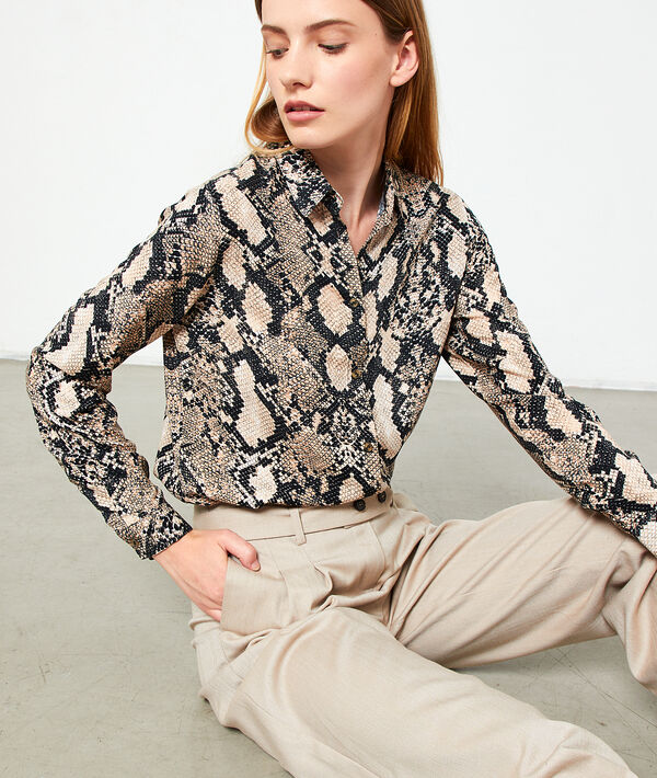 Chemisier fluide imprim&eacute; serpent beige.