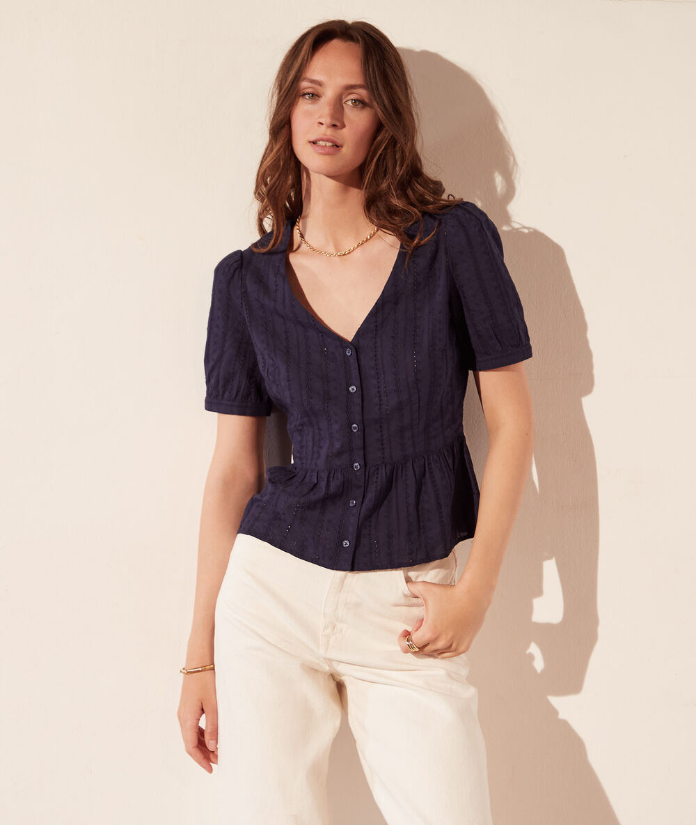 Chemise manches courtes détails en dentelle marine.