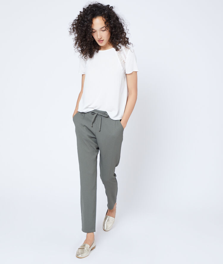 Pantalon carotte ceinturé kaki.