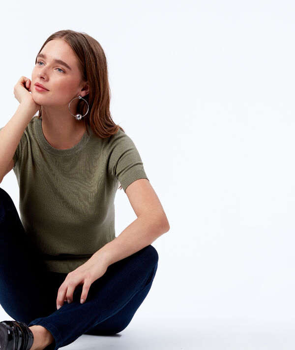 T-shirt en maille fine kaki.