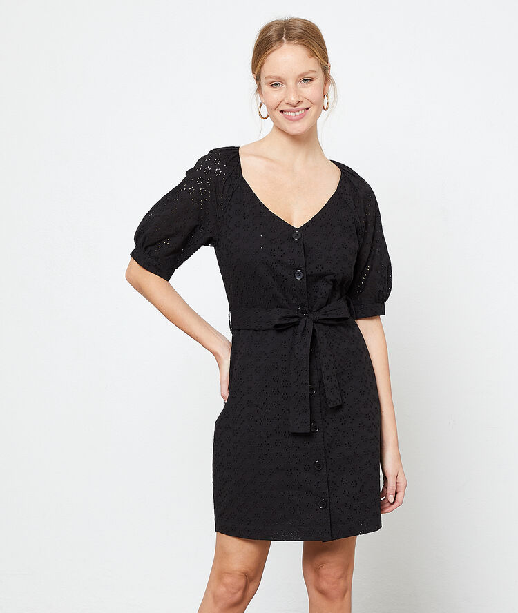 Robe boutonnée en guipure noir.