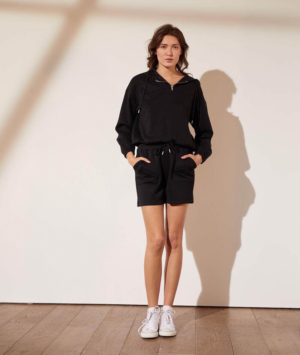 Sweat à capuche charbon.