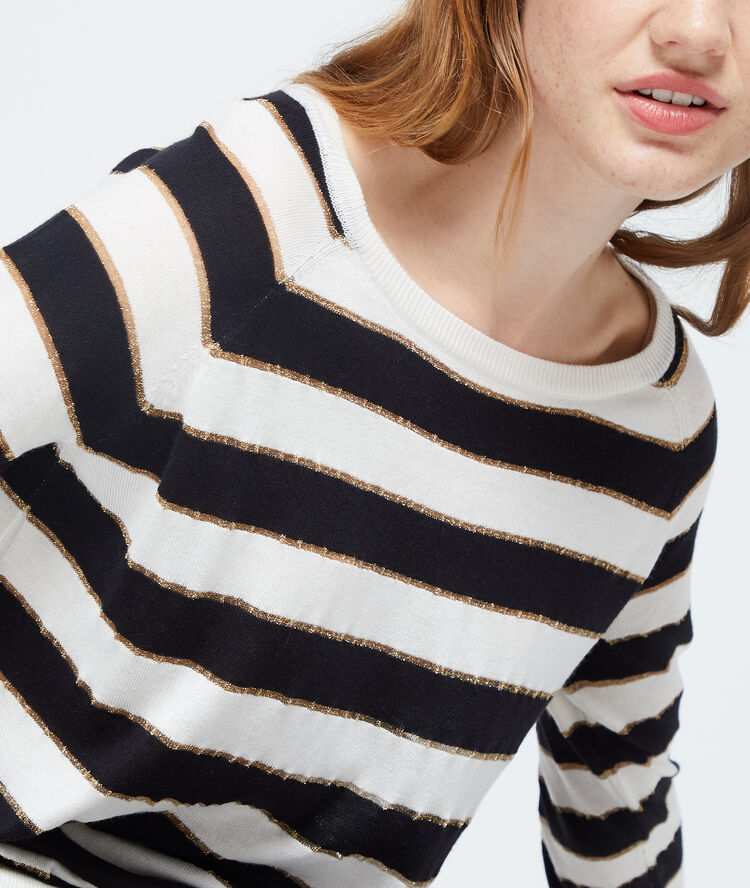 Pull à rayures et fils métallisés noir.