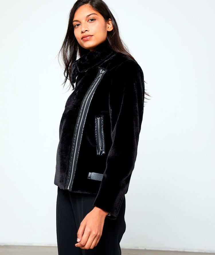 Blouson en fausse fourrure noir.