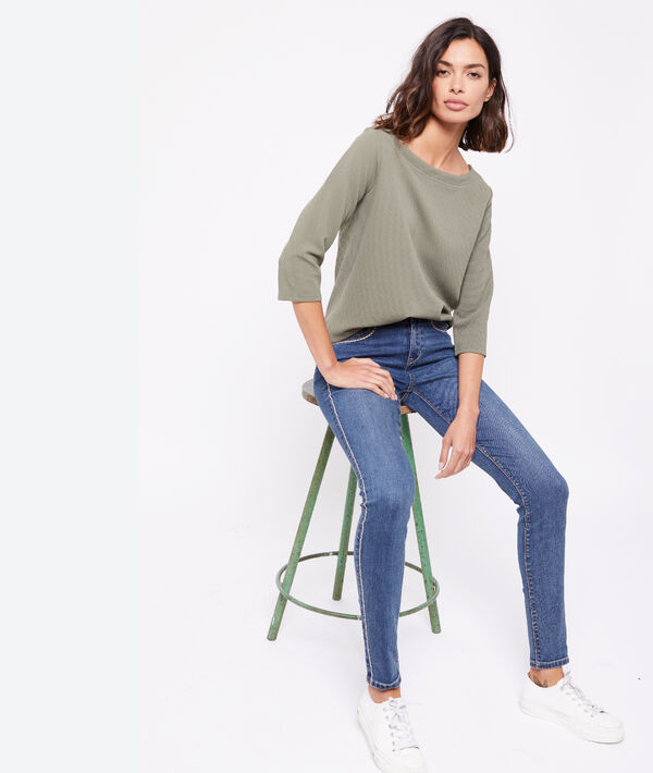 T-shirt col bateau kaki clair.