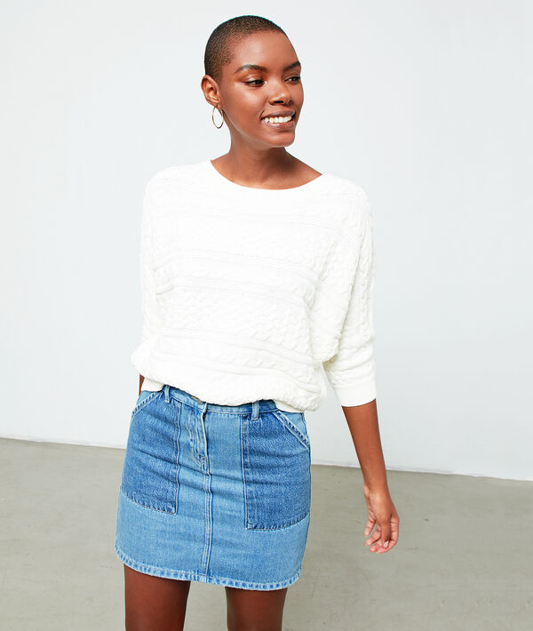 Pull en maille torsadée creme.